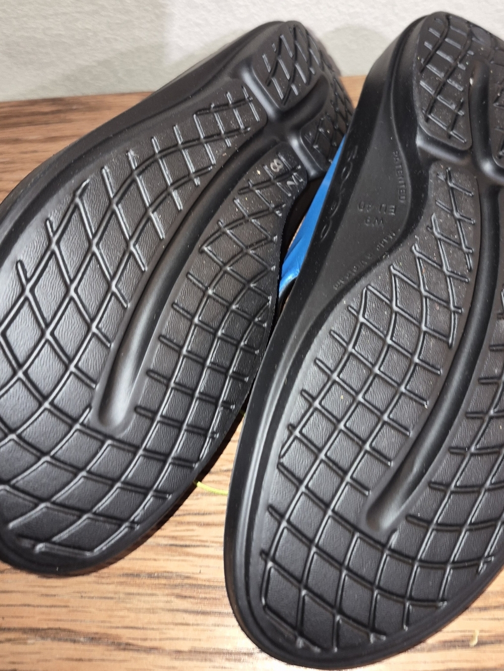 NWT's OOFOS Women's OOlala Luxe Thong sandals in a blue jay or Iris blue Size 9 - Picture 3 of 5